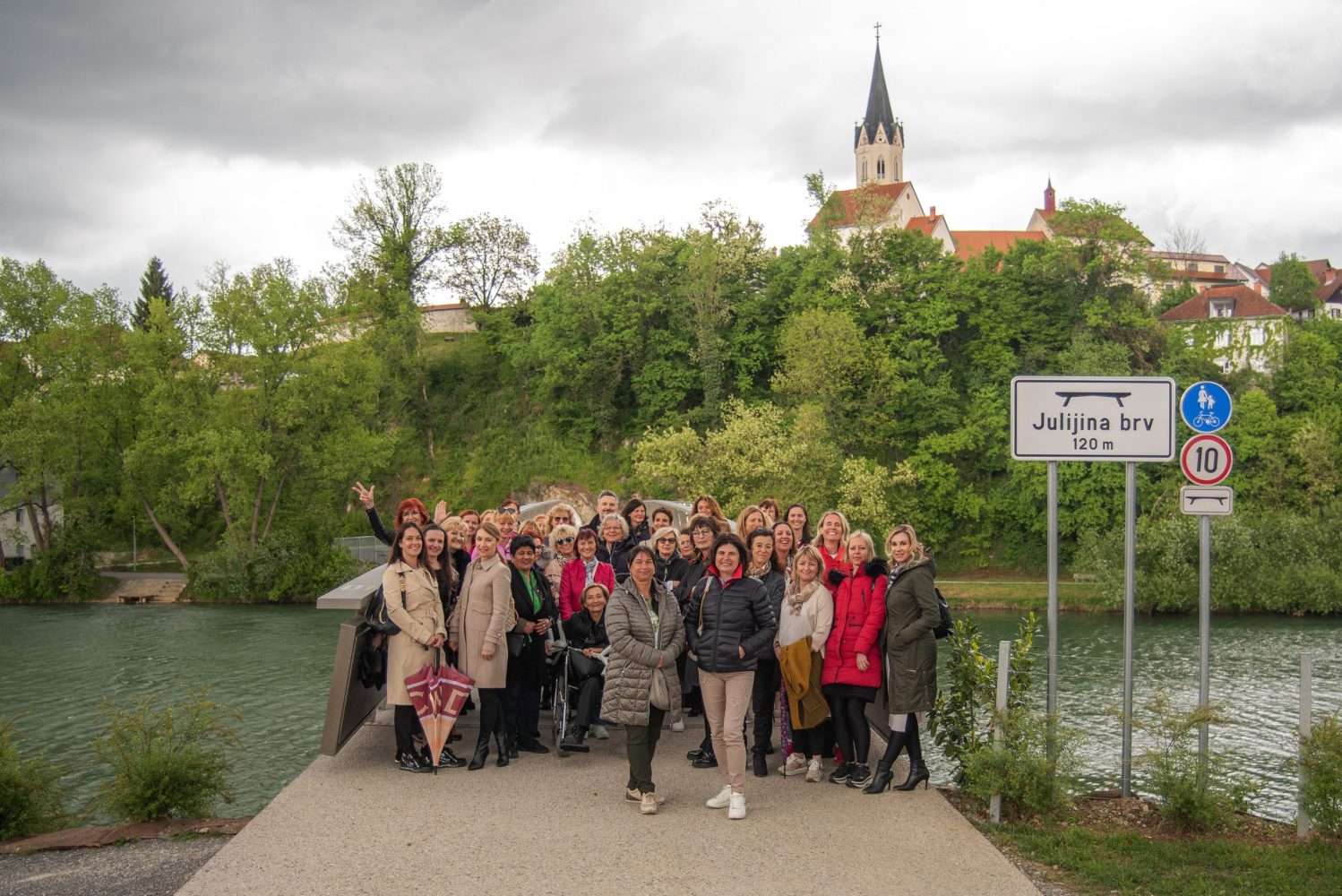 Srečanje v deževnem Novem mestu